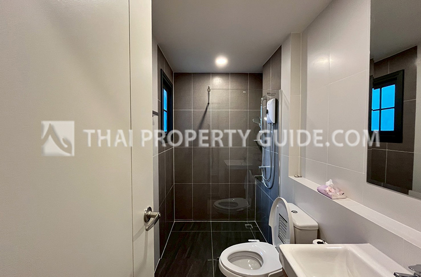 House with Shared Pool in Bangnatrad 